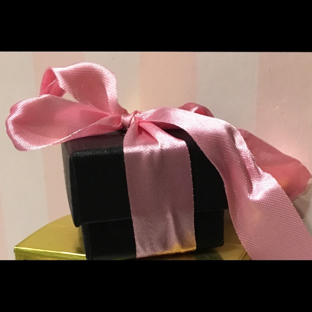 M SALE🌷🌷💗1 box dk red rose left🎀PINKTOBER💞Beautiful❤️❤️will restock!